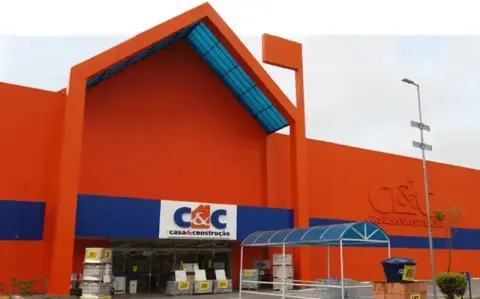 Logo C&C — Casa & Construção — cliente da THE Montagens Industriais (obras comerciais, instalações elétricas e manutenção predial)