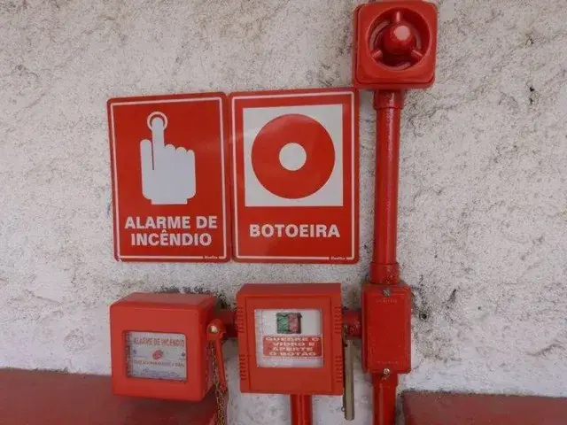 Sistema de Alarme de Incêndio e Iluminação de Emergência