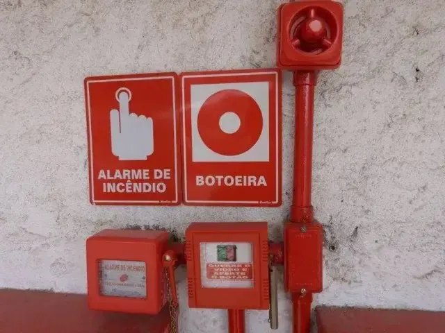 Sistema de Alarme de Incêndio e Iluminação de Emergência — THE Montagens Industriais