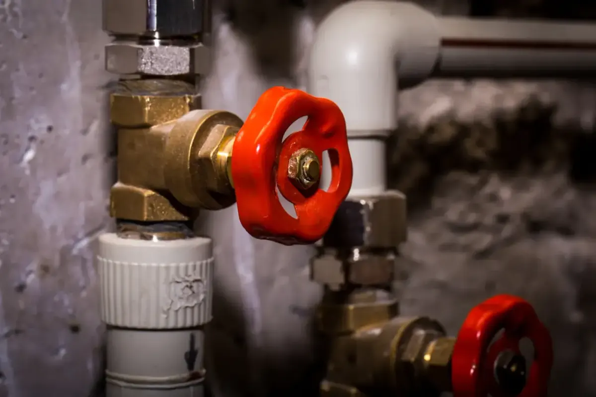 Montagem de painéis elétricos industriais (CCM e QGBT) pela equipe técnica da THE Montagens